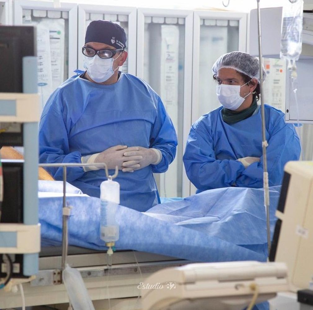 Fernando Pastor, el médico que une su profesión y los personajes más emblemáticos del país