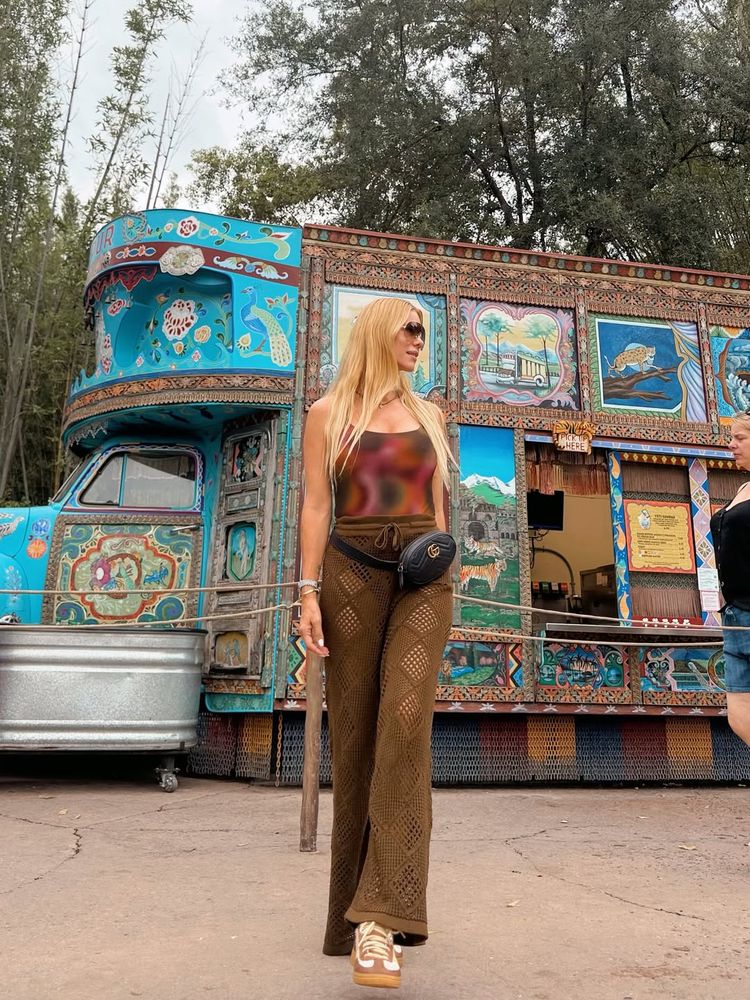 Nicole Neumann eligió el estilo boho chic de la temporada y marcó tendencia con las gafas virales