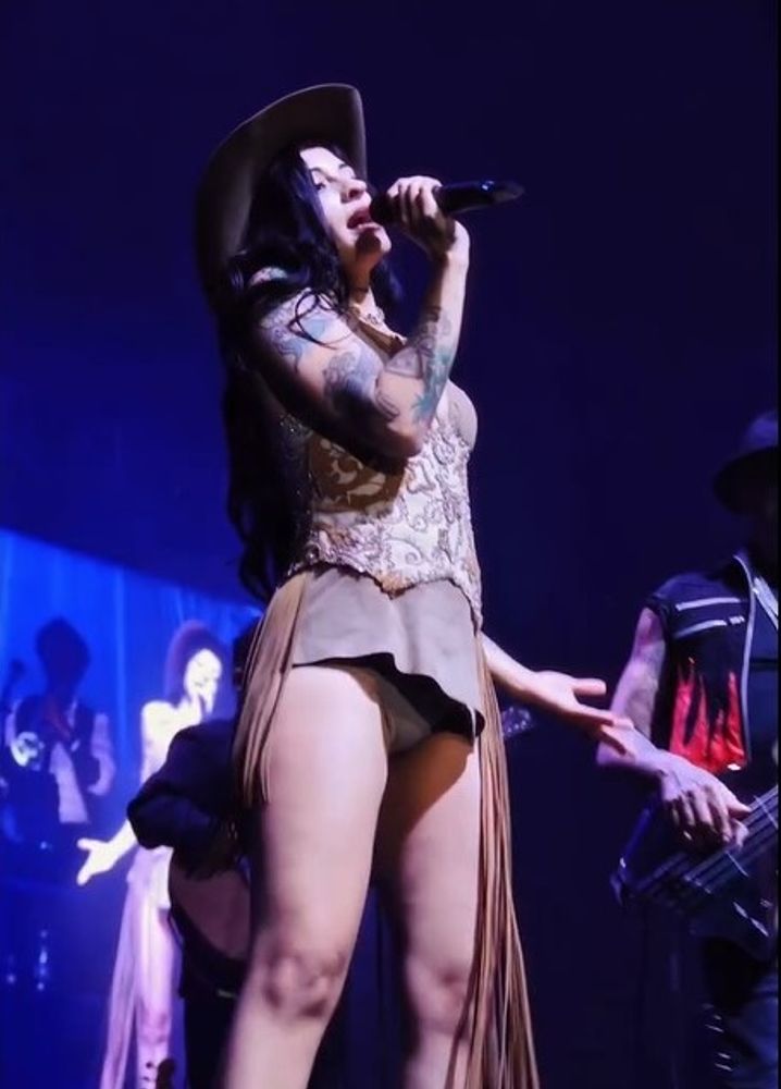 La lista de canciones que la jujeña Cazzu ofreció en el festival Tecate Emblema incluyó su homenaje a Selena Quintanilla y un par de corridos mexicanos.