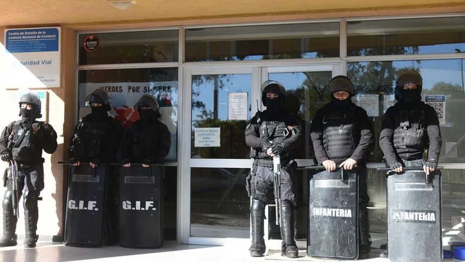 Córdoba: allanaron a un municipal por carnés truchos y descubrieron algo mucho más grave