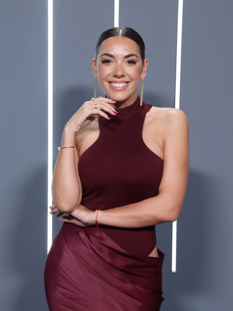 Floppy Tesouro seleccionó el vestido del color de la temporada y marcó tendencia con accesorios dorados