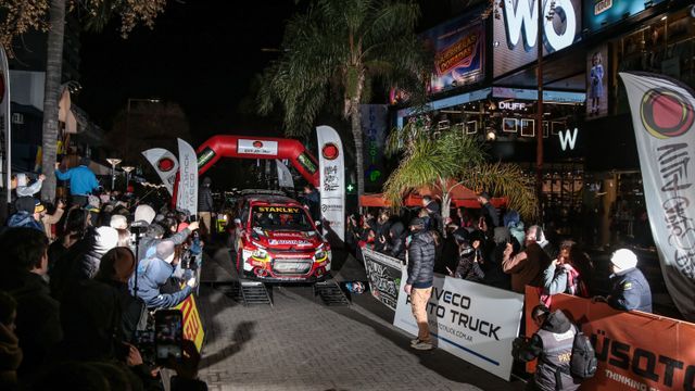 El Rally Cordobés encendió la pasión fierrera en el centro de Carlos Paz.