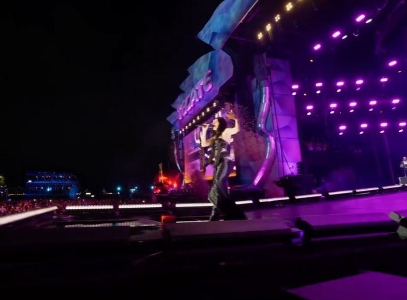 Más de 40.000 personas ovacionaron a Cazzu este sábado en el predio del Autódromo "Hermanos Rodríguez", en la Ciudad de México.
