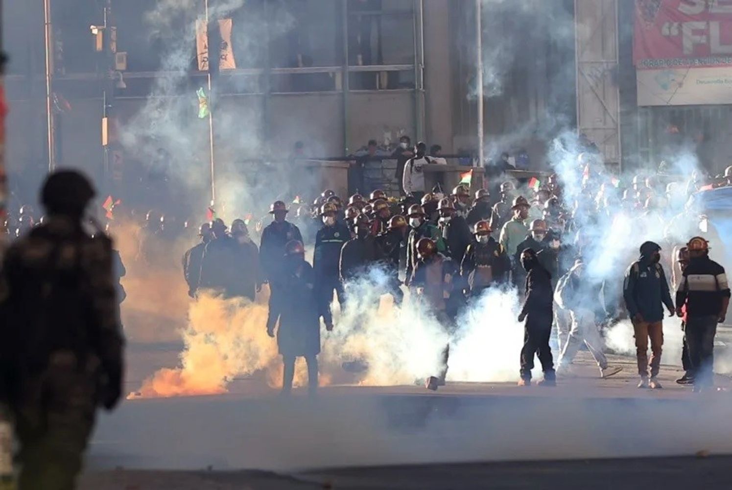 La Central Obrera Boliviana (COB) y otras organizaciones sostuvieron protestas y bloqueos de rutas durante varias semanas.