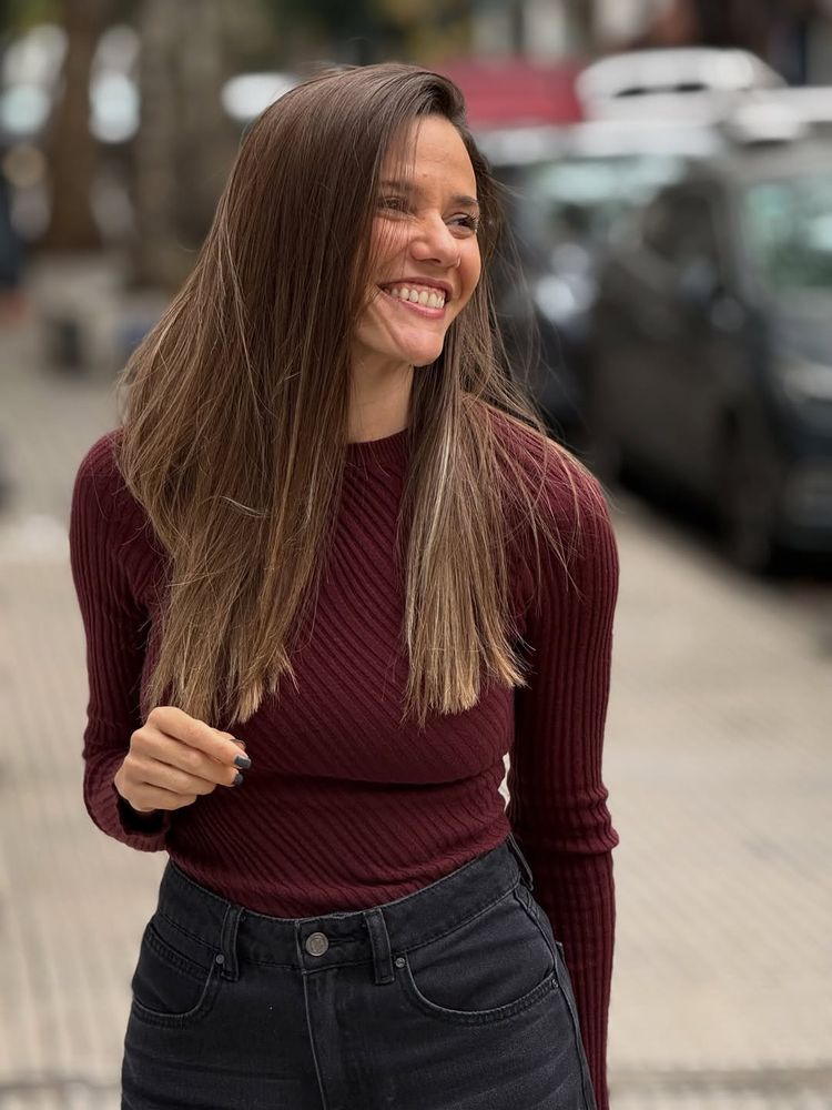 Luciana Rubinska apostó por los colores de la temporada y dio cátedra de estilo con el look del otoño