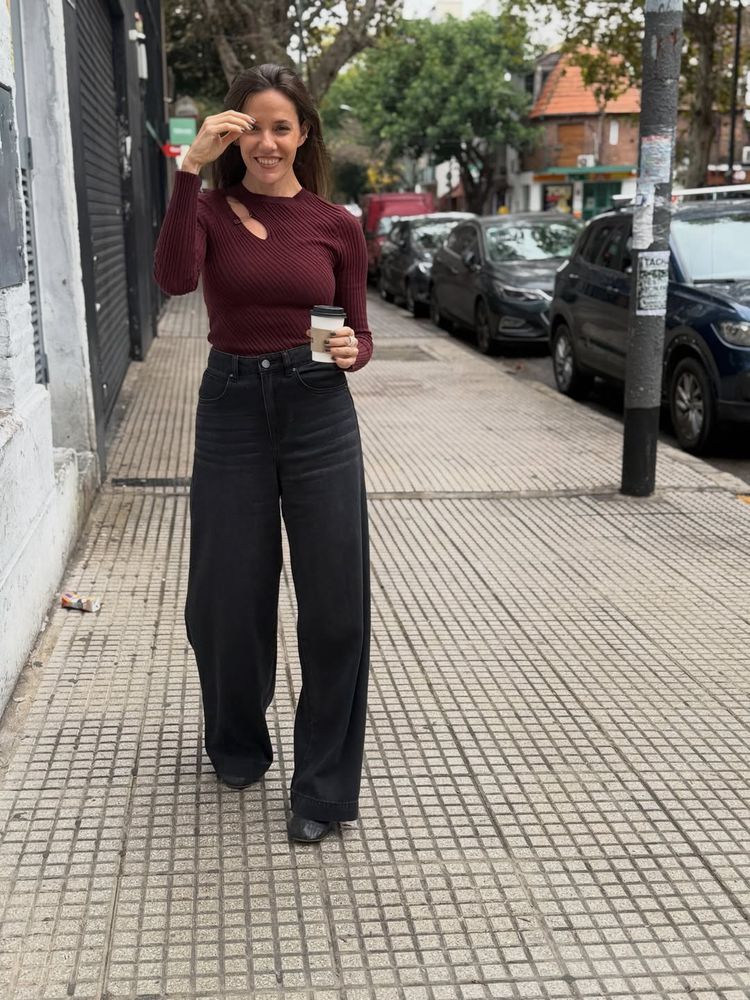 Luciana Rubinska apostó por los colores de la temporada y dio cátedra de estilo con el look del otoño