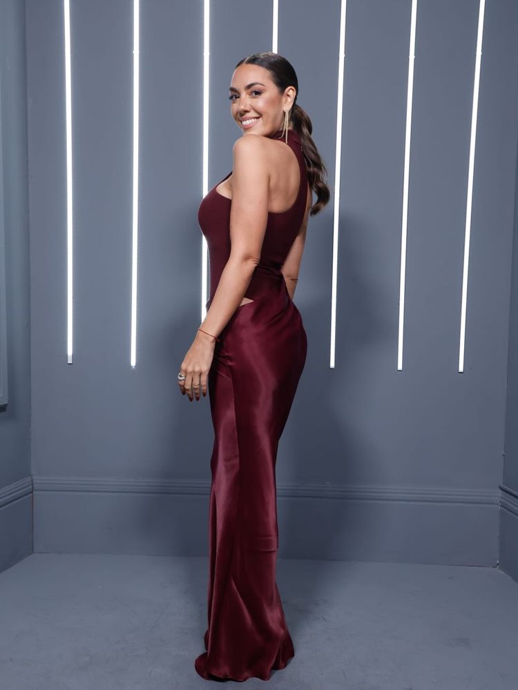 Floppy Tesouro seleccionó el vestido del color de la temporada y marcó tendencia con accesorios dorados
