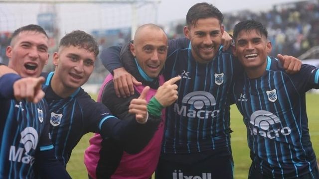 Los jugadores “albicelestes” festejaron el merecido triunfo ante el “Gasolero” que tuvo momentos de tensión sobre el cierre del duelo. A la derecha, Mauro Cachi, el autor del gol.