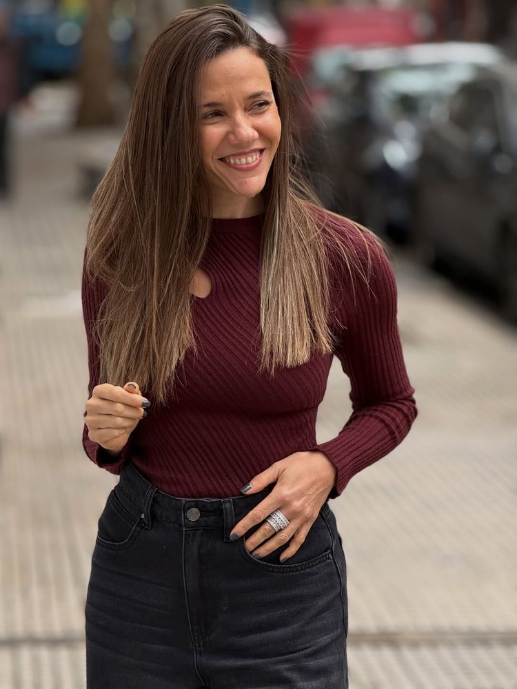 Luciana Rubinska apostó por los colores de la temporada y dio cátedra de estilo con el look del otoño