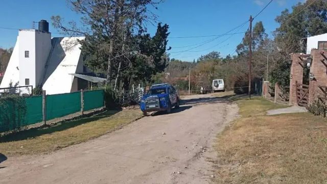 Su propia camioneta lo aplastó en una pendiente.