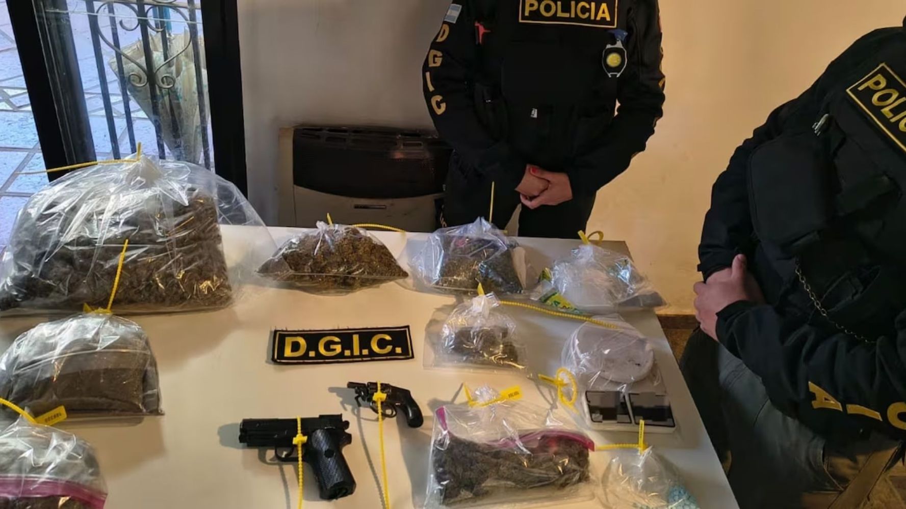 Detuvieron a otro municipal por licencias truchas y se llevaron una sorpresa en el allanamiento.