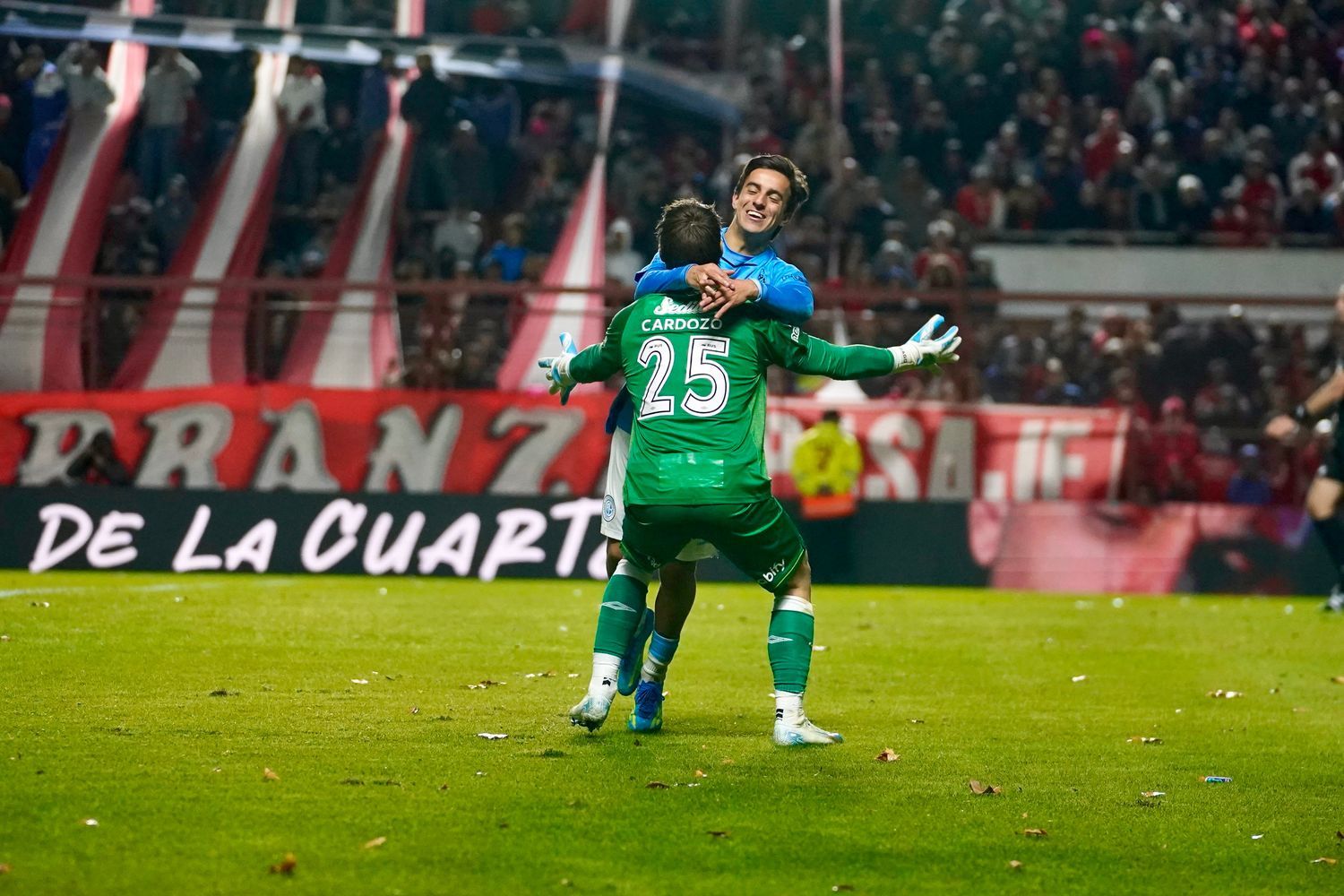 Ramiro Hernandes y Thiago Cardozo se abrazan con todo Belgrano. A la final.