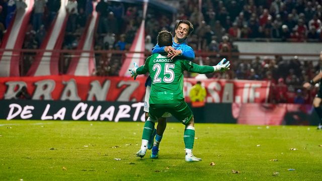 Ramiro Hernandes y Thiago Cardozo se abrazan con todo Belgrano. A la final.