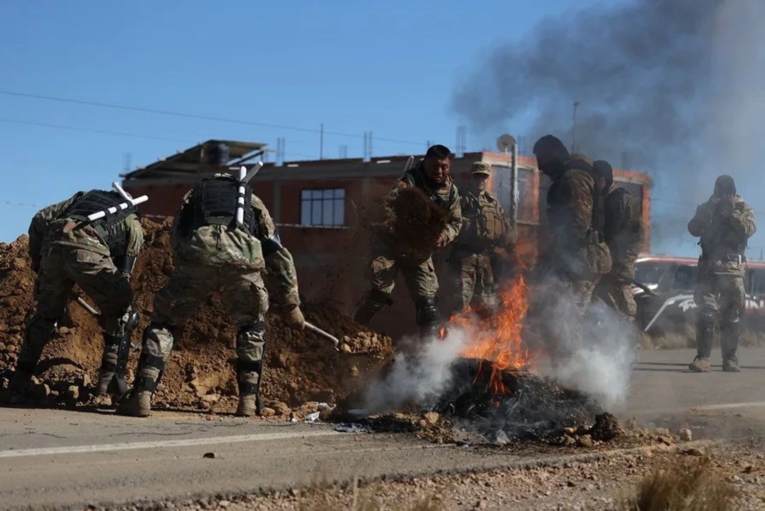 El sábado, las Fuerzas Armadas y la Policía desbloquearon las rutas que unen a La Paz y El Alto con el resto del país y habilitar un "corredor humanitario" para el paso de camiones con combustible y oxígeno medicinal.