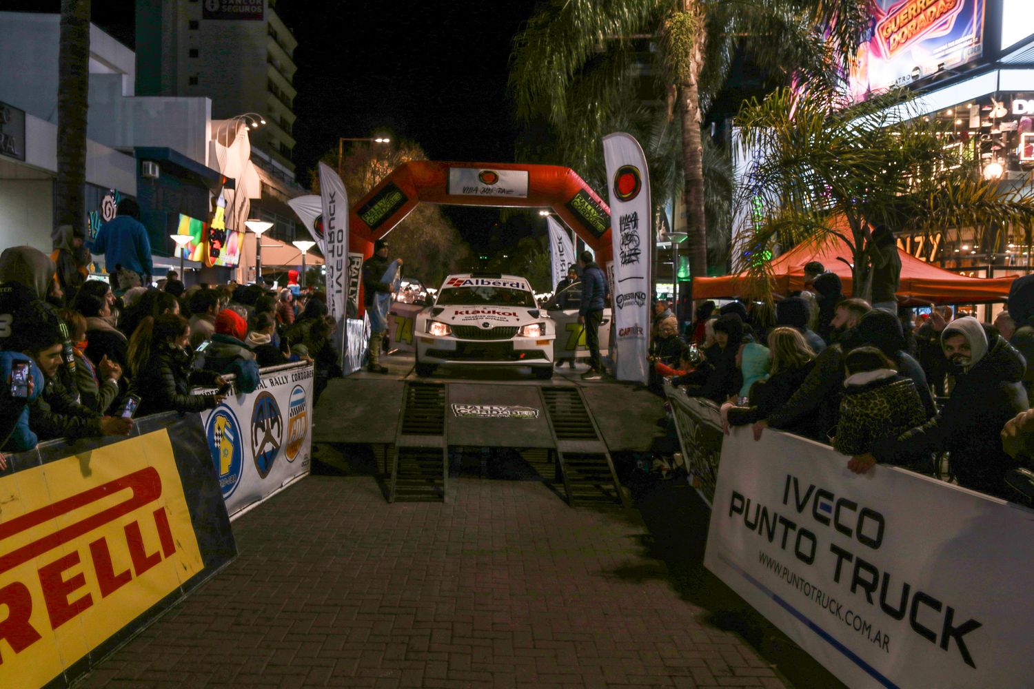 El Rally Cordobés encendió la pasión fierrera en el centro de Carlos Paz.