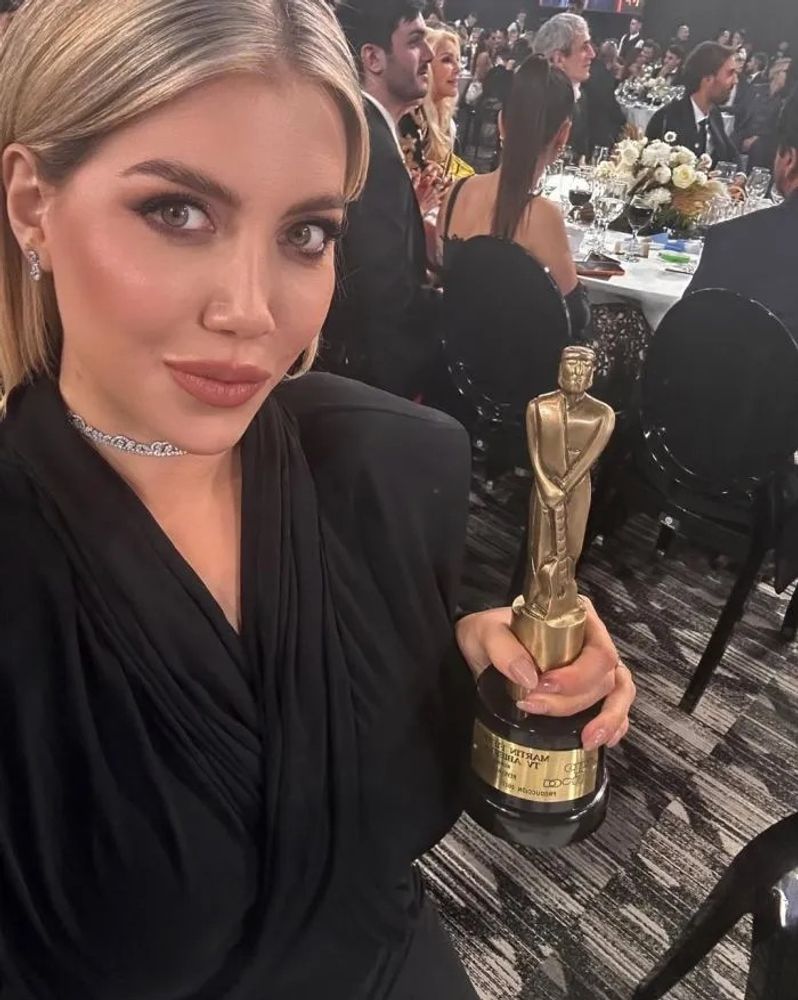 Wanda Nara con el Martín Fierro