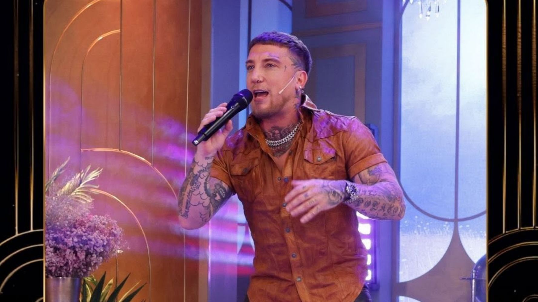El cantante no podía irse del programa sin entonar sus canciones más famosas.