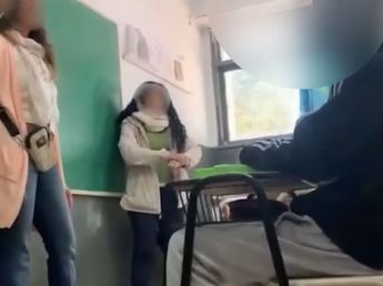 Una directora de Río Negro le pateó el banco a un alumno que estaba molestando: el video de la polémica