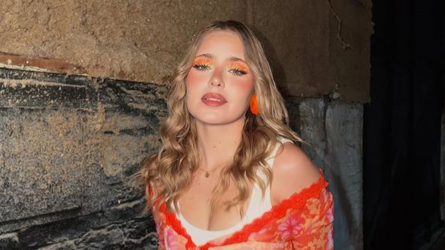 Minishort denim y top naranja: Coti Romero arrasó con un outfit multicolor y se llevó todos los likes en Instagram