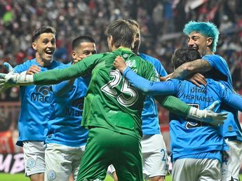 El saludo de Llaryora a Belgrano, la placa de Liga Profesional y un recuerdo muy celeste por el "Potro"