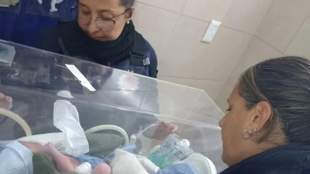 Dos policías ayudaron a una mujer a dar a luz en La Cumbre y trasladaron al bebé de urgencia.