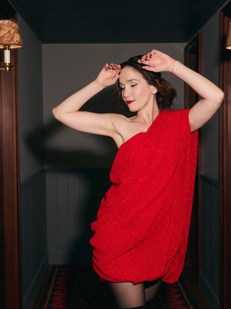 Natalia Oreiro se sumó a la tendencia del color rojo pasión y lo combinó con botas de charol negras