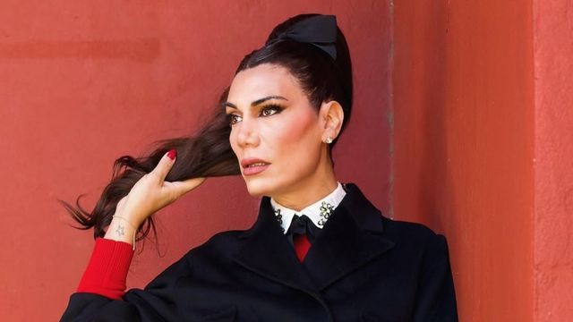 Minifalda y saco corto: Flor de la V apostó por un look estilo azafata y deslumbró en Instagram