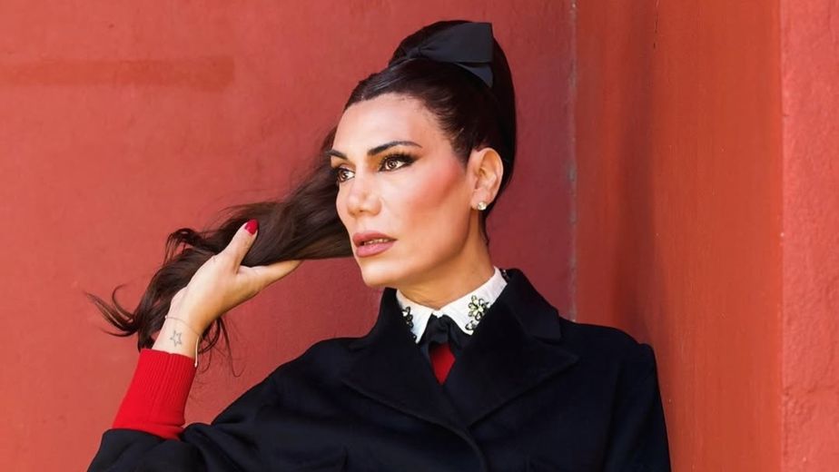 Minifalda y saco corto: Flor de la V apostó por un look estilo azafata y deslumbró en Instagram
