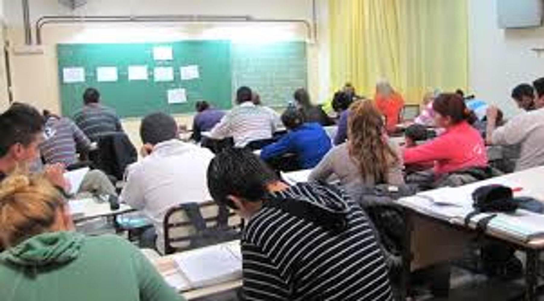 Jóvenes y adultos en clases.