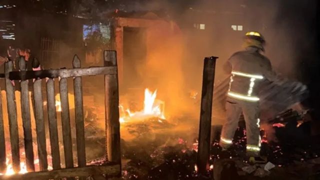 Un incendio destruyó una vivienda de madera en Puerto Iguazú.