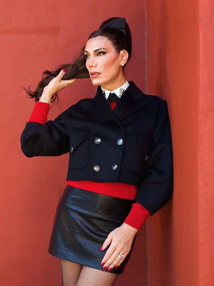 Flor de la V apostó por un look estilo azafata y deslumbró con el saco tendencia de la temporada