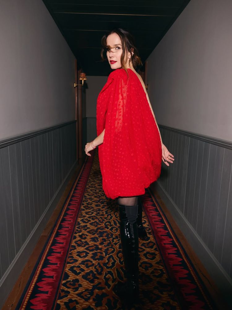 Natalia Oreiro se sumó a la tendencia del color rojo pasión y lo combinó con botas de charol negras