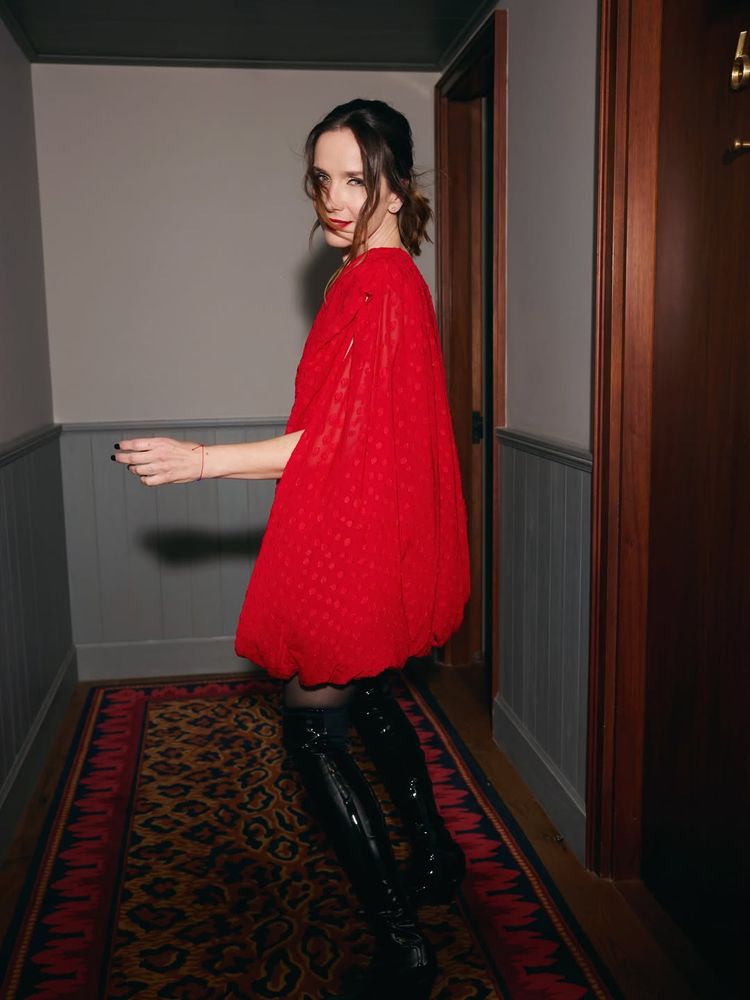 Natalia Oreiro se sumó a la tendencia del color rojo pasión y lo combinó con botas de charol negras