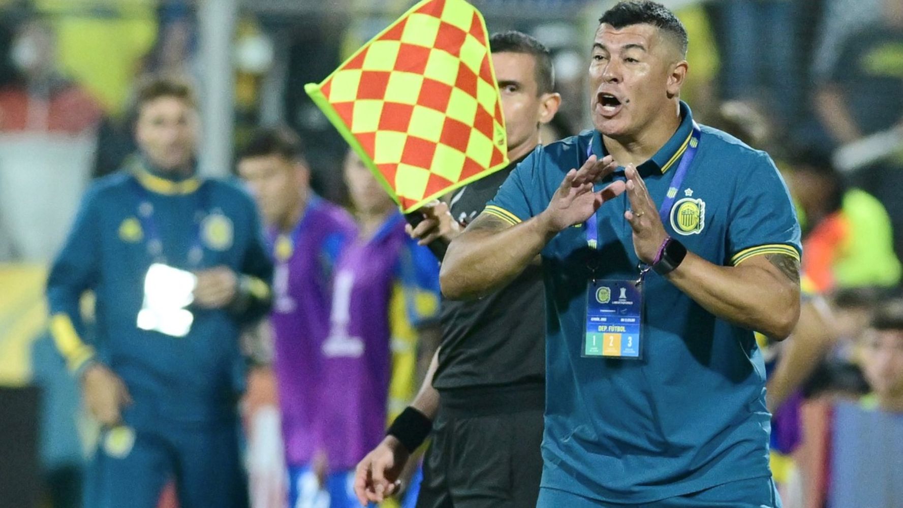 Jorge Almirón fue recibido con silbidos en el Gigante de Arroyito