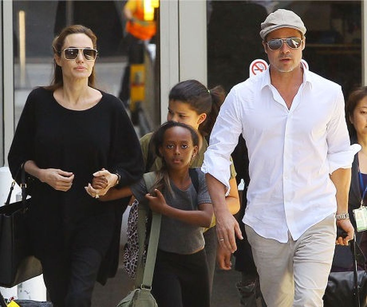 Zahara Marley Jolie junto a Angelina Jolie y Brad Pitt durante una de las apariciones públicas de la familia.