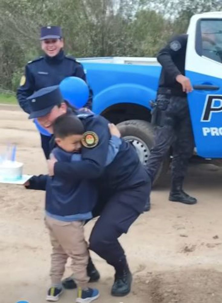 Gesto de la Policía en cumpleaños infantil