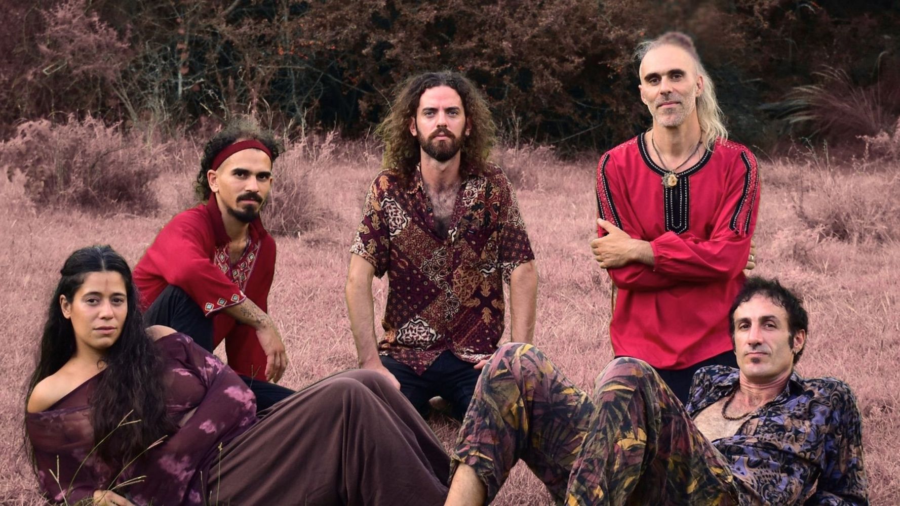 Del monte cordobés a los escenarios internacionales: quiénes son La Forastería, la "tribu" que redefine la música electrónica