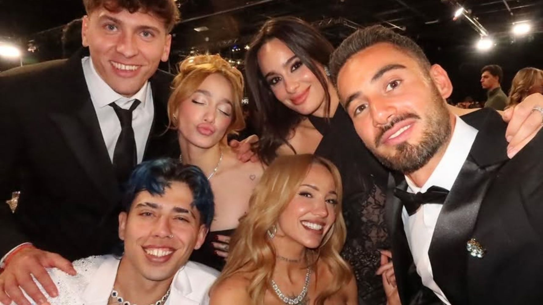 La pareja compartió mesa con amigos.