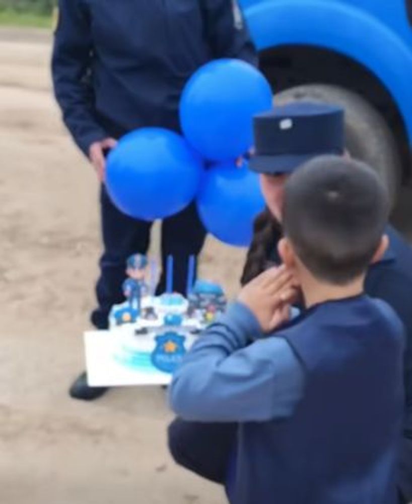 Gesto de la Policía en cumpleaños infantil