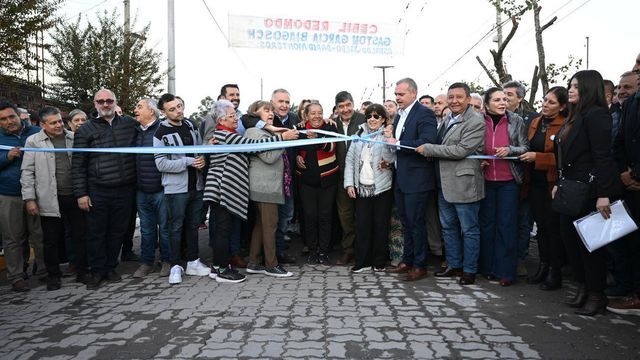 La comuna inauguró 12 cuadras con alumbrado LED y proyecta avanzar con más pavimento, equipamiento y una policlínica.