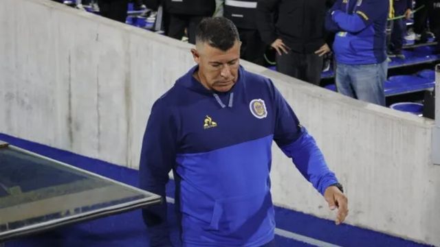 Jorge Almirón fue recibido con silbidos en el Gigante de Arroyito