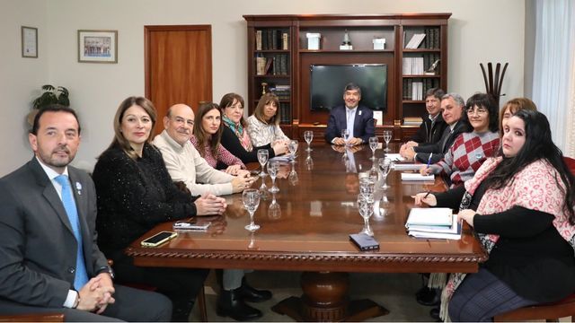 El encuentro reunió a Miguel Ángel Acevedo, Susana Montaldo, integrantes de la Comisión de Educación y equipos técnicos del área.