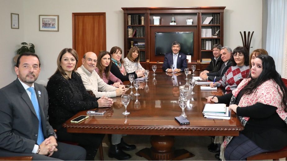 El encuentro reunió a Miguel Ángel Acevedo, Susana Montaldo, integrantes de la Comisión de Educación y equipos técnicos del área.