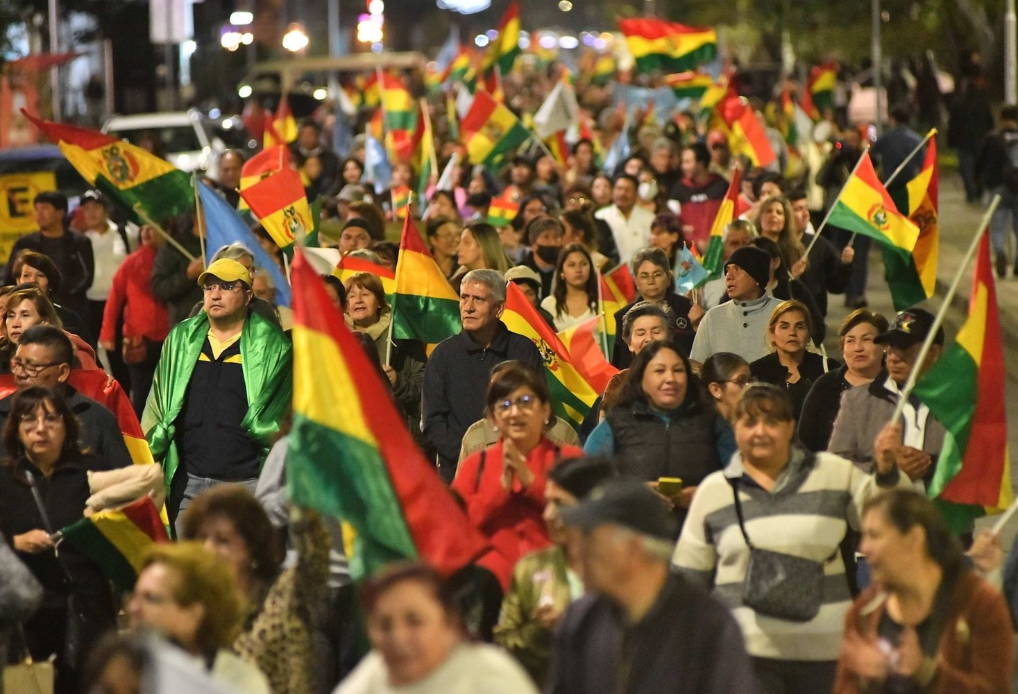 Comerciantes, empleados y ciudadanos en general terciaron en el conflicto en Bolivia marchando en La Paz pidiendo el levantamiento de los bloqueos en las carreteras y la pacificación del país, para volver al trabajo.