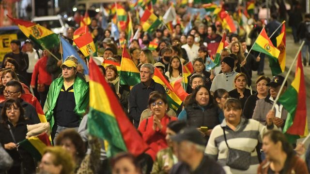 Comerciantes, empleados y ciudadanos en general terciaron en el conflicto en Bolivia marchando en La Paz pidiendo el levantamiento de los bloqueos en las carreteras y la pacificación del país, para volver al trabajo.