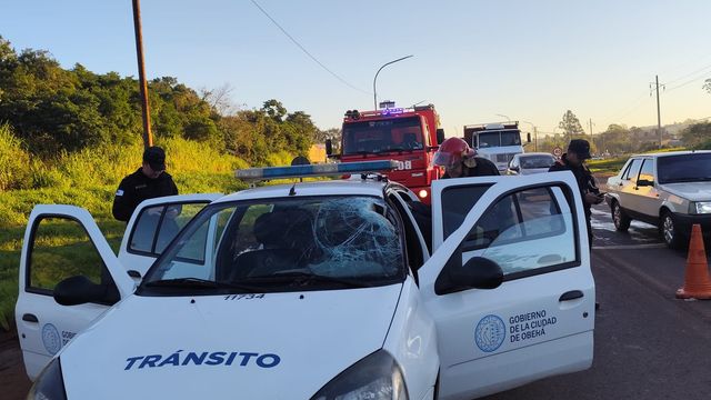 Un inspector de tránsito de Oberá quedó en coma inducido tras ser impactado por un hierro desprendido de un camión.