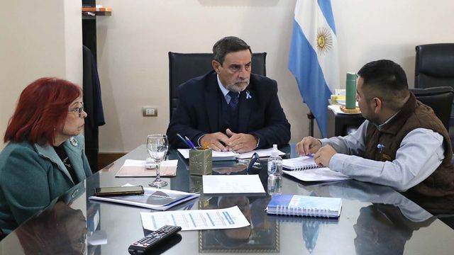 El ministro doctor Luis Medina Ruiz recibió al director de Salud Ambiental, ingeniero Leandro Medina Barrionuevo, para evaluar las líneas de trabajo del área.