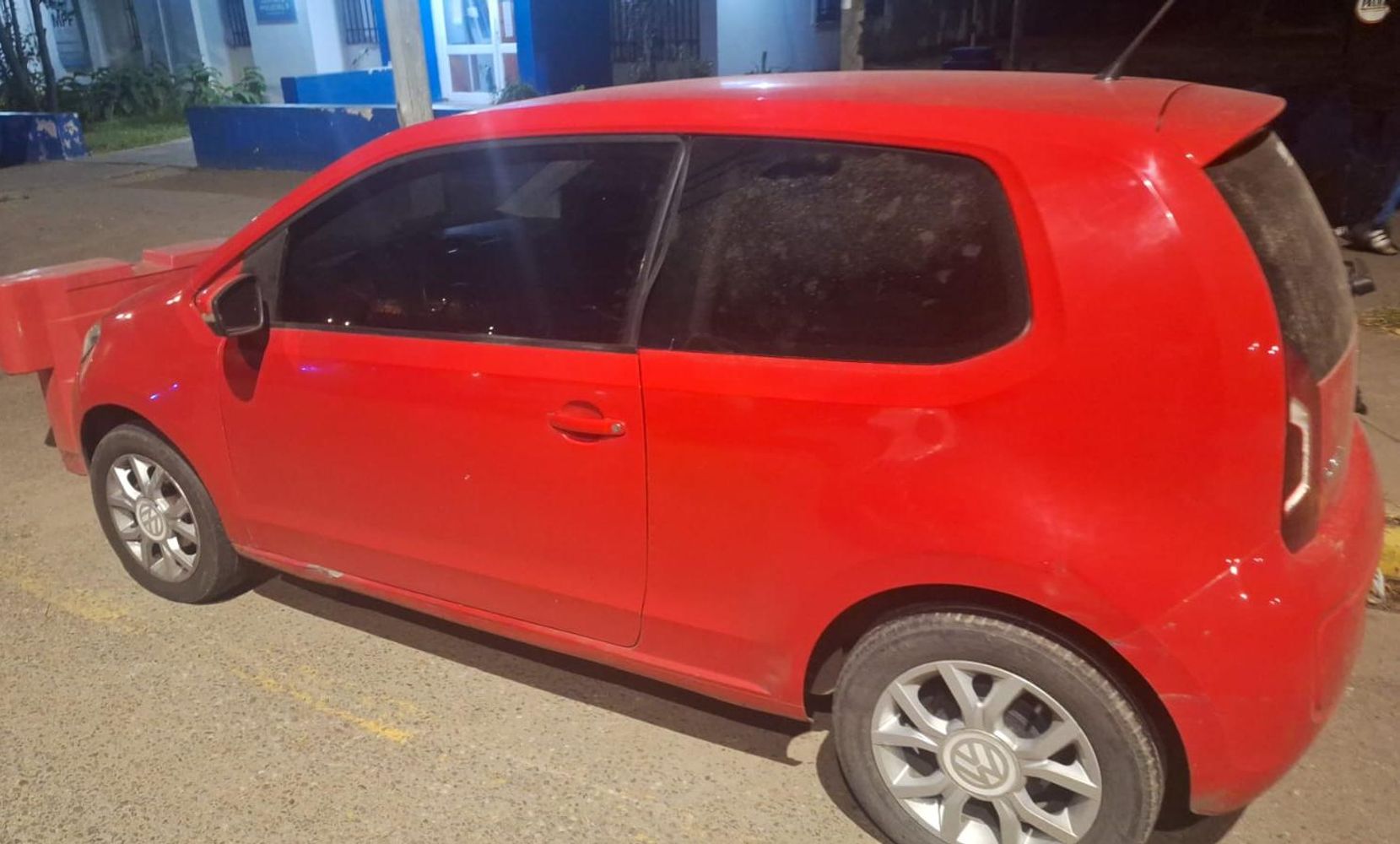 El propietario del Volkswagen Up bajó un momento para descargar mercadería