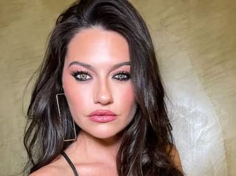 Sofía "Jujuy" Jiménez deslumbró para Versace con un vestido color verde esmeralda