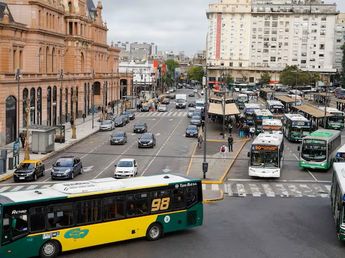 Cuál es la línea de colectivo que une CABA y el AMBA y podría desaparecer: qué pasaría con el recorrido